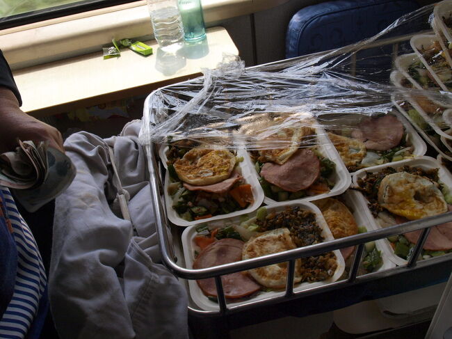 席に戻り少ししたら駅弁売りのおばちゃんが来たので記念に買ってみた。<br />１５元、車内販売はやっぱり割高だ。<br />