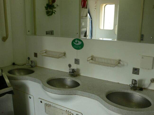 食後は車内散歩なのだ。<br />意外と綺麗な洗面台。<br />