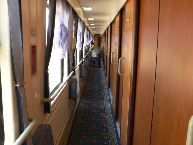 高級感のある軟臥は、シックな木目調。