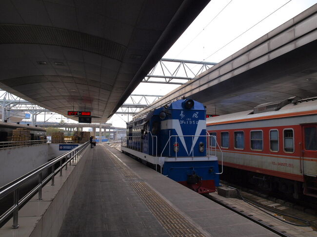 16時9分、定刻より６分遅れで昆明到着。<br />広州から22時間の旅で６分遅れとは、なかなか。<br />最後尾の荷物車から運び出される大量の荷物が気になり近くまで行ってみる。<br />