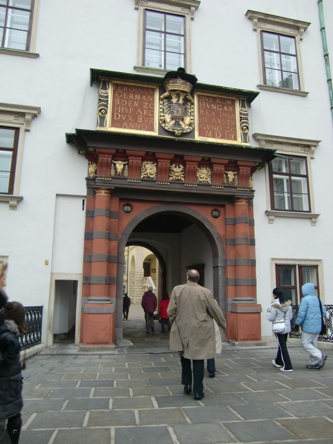 今日は１日フリーですが、日曜なのでツアーのバスで希望者には王宮へ連れて行ってもらって、ウィーン少年合唱団が歌ってる礼拝堂のミサへ。<br />