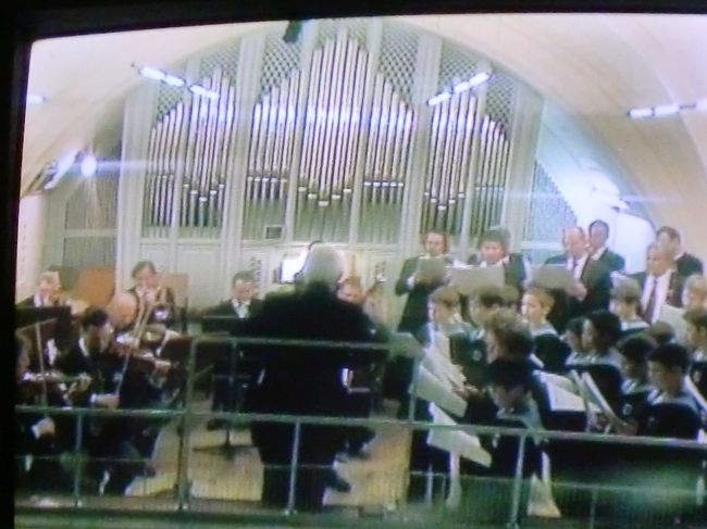 諦めて、テレビ画面に映し出される画像を見てました。<br />でも、しっかり歌声は聞こえるので・・・。<br /><br />ミサが終われば、少年達が庭に出てきてくれて<br />一緒に写真を撮ったりもできたんですが、<br />次の予定も考えて移動しました。。