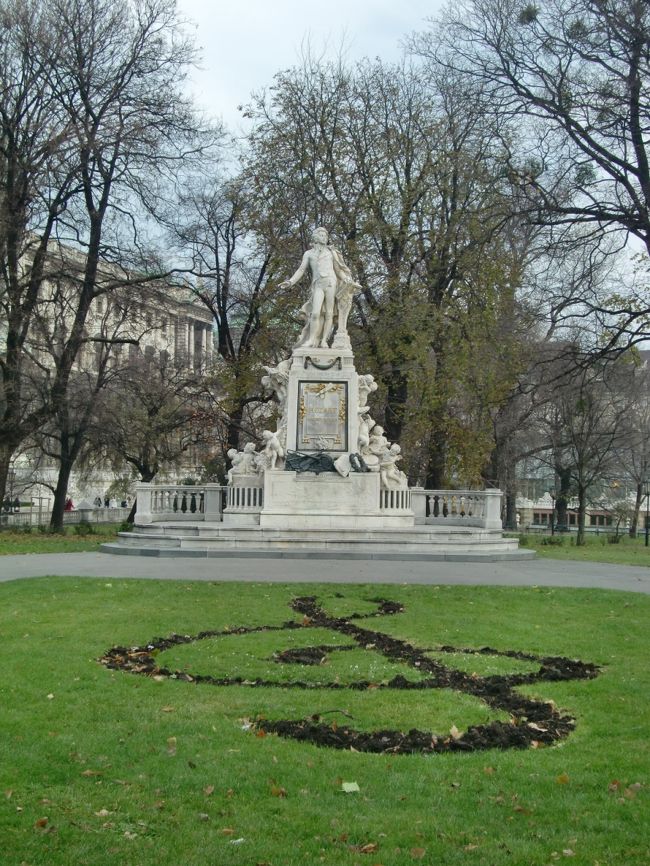 モーツアルト像<br /><br />冬なのでト音記号にはなんの花もなく・・・。