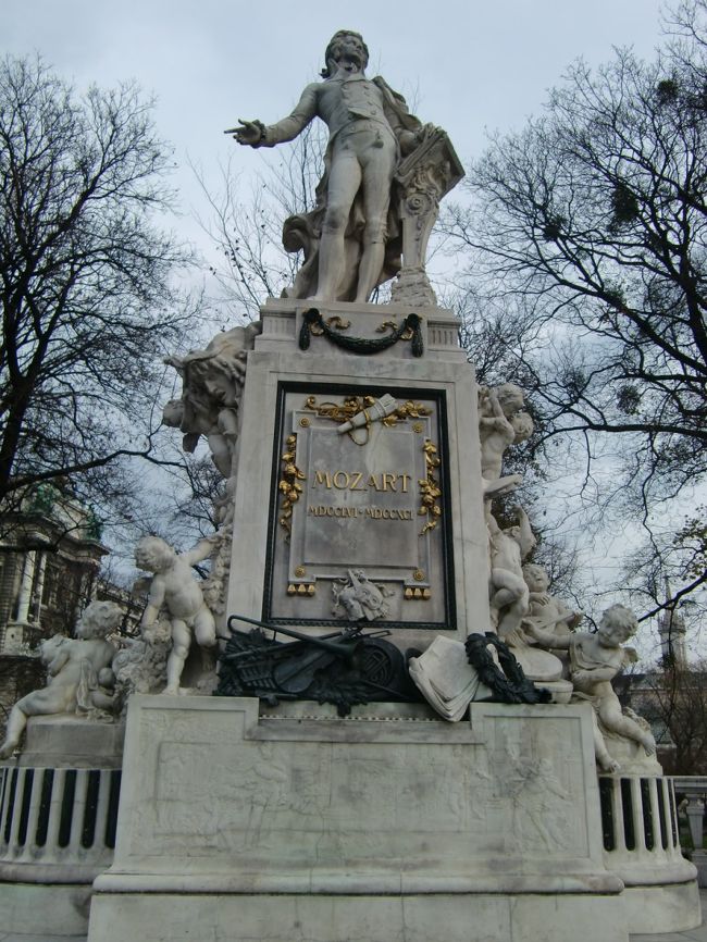 モーツアルト像<br /><br />アップにしてみたが、お顔はあまり分からず・・・。<br /><br />像の写真を撮りながら、王宮から楽友協会を目指して歩いています。