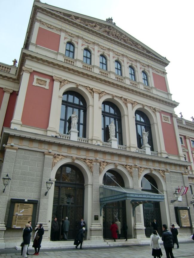 楽友協会<br /><br />楽友協会で今日のプログラムなど確認してきました。<br />（下調べしてなかったんです）<br />オペラ座かまだ悩んでます。。<br />貧乏なので立ち見席で見ようと企んでます。<br />楽友協会の黄金ホールも見たいけど、オペラ座のあのBOX席が並んでる重厚な感じも見たかったんです。