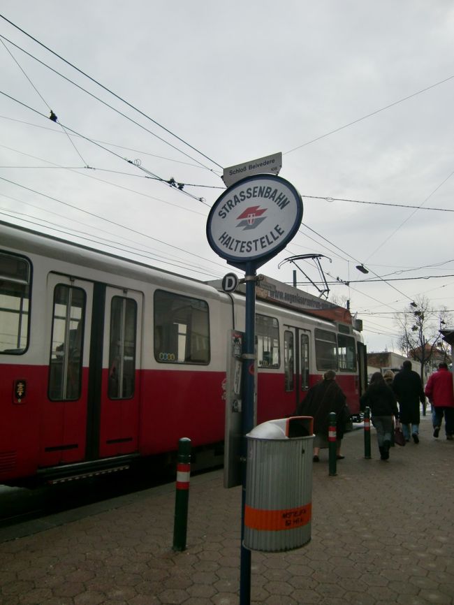 オペラ座前からトラムDに乗ってベルベデーレ宮殿へ<br /><br />ごみ箱がこんな風にいろいろな所にありました。<br />だからあんまりゴミが落ちてなくて綺麗なのかな〜