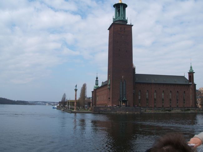 北欧スウェーデンの首都、ストックホルム。ここは子供のころからの憧れの地。<br /><br />この日は朝一番で市庁舎のガイドツアーに参加。それを終えた直後、偶然ドロットニングホルムへ向かう船が出発するようだったので、飛び乗ってみました。