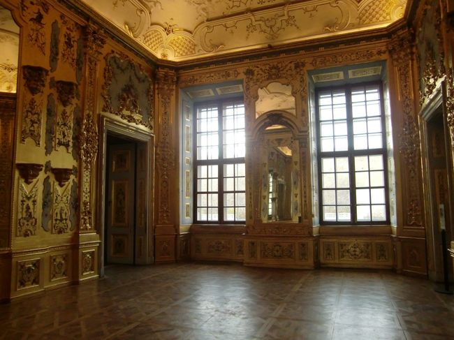 こんな黄金の部屋も。。<br /><br />