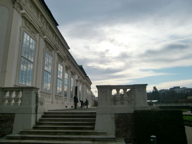 接吻をまだ見れてないんですが、建物の外へ出て、催物（？）の宗教画等を見てきました。<br /><br />すごくリアルな彫刻等もあって、ちょっと怖かった・・・。