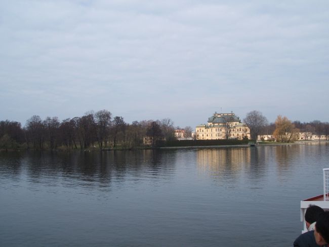 乗客の皆さん、早く着かないかなあって感じですね。もちろん僕もそのひとり。