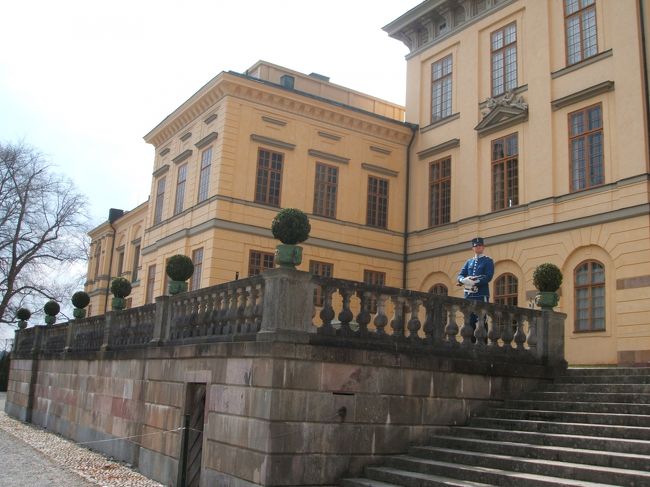 目の前には宮殿、衛兵さんの姿も見えます。