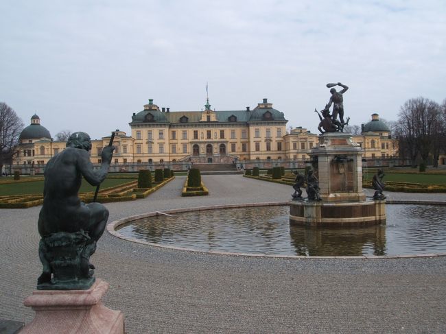 というわけで、ストックホルム郊外のドロットニングホルム宮殿を観光してきました。<br /><br />後日談ですが、当時はここが世界遺産であるということを知りませんでした。それでもここはとってもメジャーな観光地ということでガイドブックにはきちんと紹介されていました。