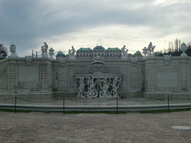 接吻も無事見れたので、とりあえずベルベデーレ宮殿を出ます。<br /><br />庭園も綺麗だし、ほんとは上宮の絵等も見たかったんですが、他にも行きたい所はいっぱいなので。。<br /><br />ほんとにウィーンは回りきれてない所もいっぱいで、もっと美術館も見たかったし、もっとゆっくり行きたい・・・。