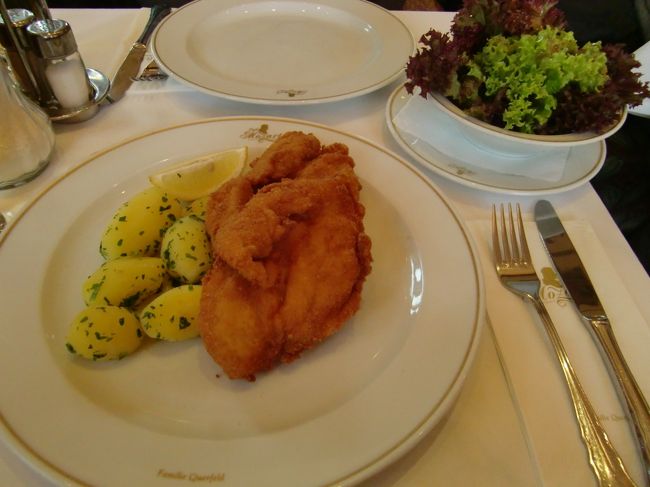 カフェ・モーツアルトにて。<br /><br />これ１人分です。<br />２人で１皿を食べました。。