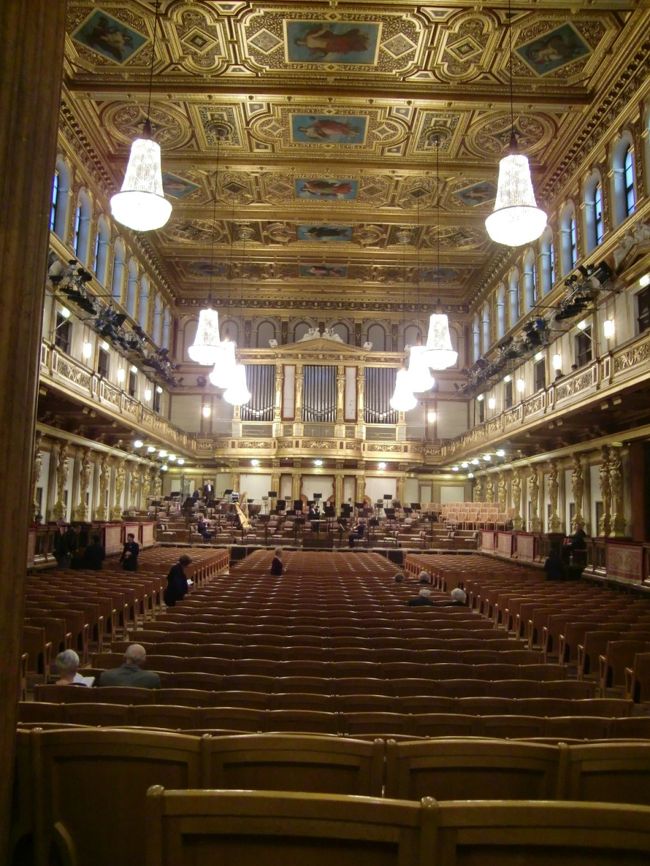 楽友協会の黄金ホール<br /><br />この日はオペラ座のガイドツアーがなかったみたいです。<br />オペラ座の立ち見も１４時ぐらいから並んでいて、<br />確か１７時ぐらいからの公演だったと思うんですが、<br />かなり焦って決めて、楽友協会にしました。<br />知ってる曲は一曲もなかったけど・・・。<br />だからなのか、あまり立ち見も並んでませんでした。