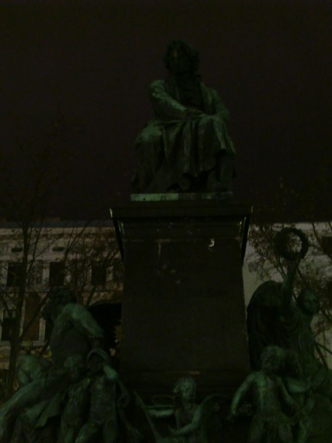 ベートヴェン像<br /><br />夜になってしまって、暗くてあまり綺麗に映らなかった・・・。<br />どうしてライトアップされてないんだろう。