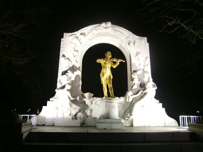 ヨハン・シュトラウス像<br /><br />ライトアップされてて綺麗・・・。