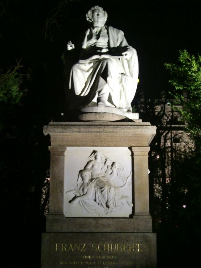 シューベルト像<br /><br />これも、ライトが微妙で・・・。<br />今度は昼間に行きたい。。