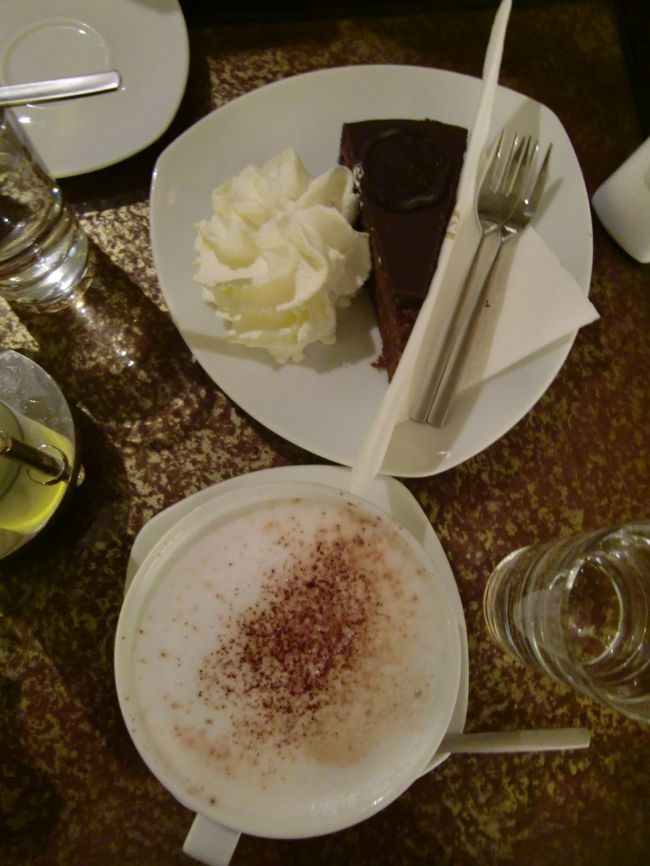 今日はカフェ・ザッハーでザッハトルテを。<br /><br />デーメルより甘くなくて私は好きでした。
