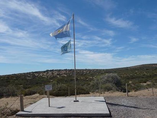 アルゼンチン国旗がひらめく<br />プンタトンボに到着！！<br /><br />国旗と同じで今日の天気も最高♪<br />（に、日射しが殺人的。）<br />