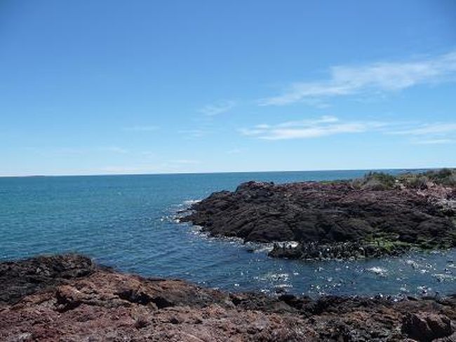 ビューポイントをさらに奥に進むと目の前に<br />水平線が！！<br /><br />この岩ばかりの場所の真ん中に<br />小さな入り江がある。