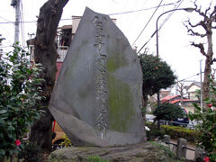 12:44 千人同心屋敷跡碑

八王子千人同心は甲信に対する江戸の国境警備のために、家康が甲斐武田氏の遺臣を甲州街道沿いに配した武士集団