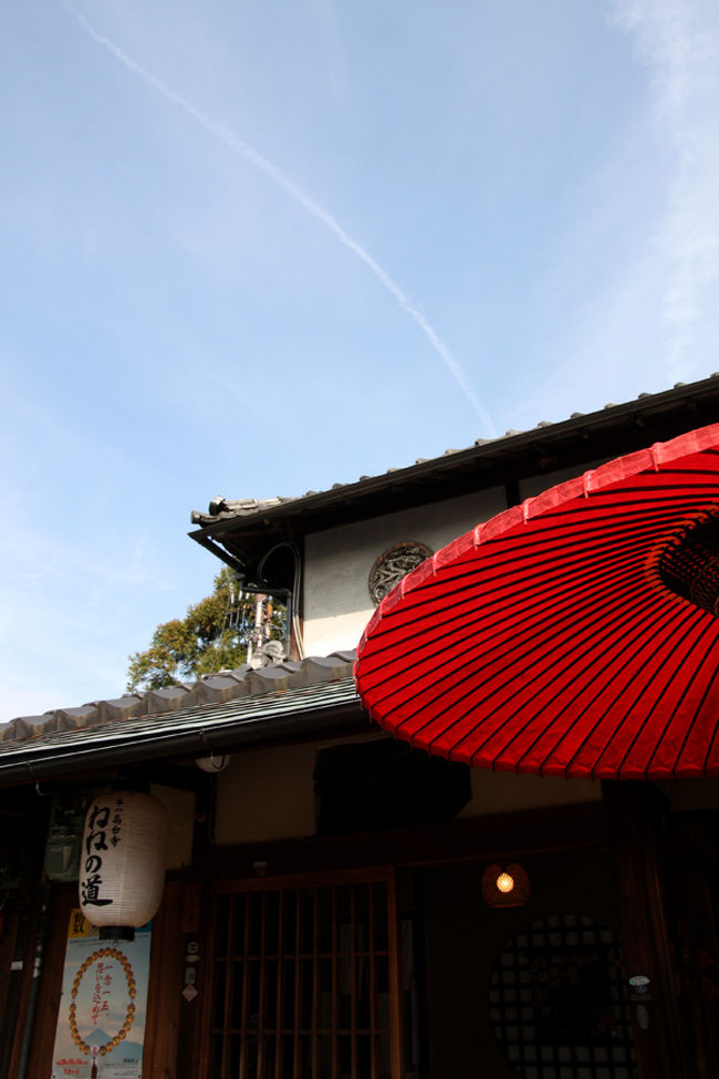 円山公園から高台寺に向かう途中の　ねねの道　からの一枚です。<br />京都って感じが出てる気がしますね。
