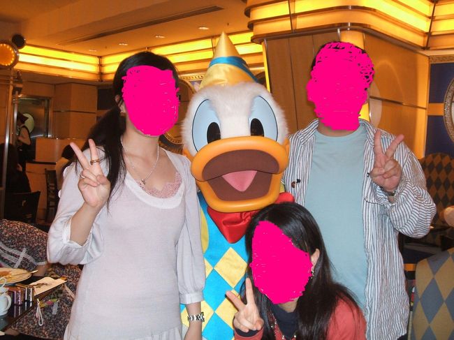 みんなでキャラクターを囲んでパチリ♪<br />この他にも沢山のキャラクターが登場して各テーブルに遊びに来てくれます。<br /><br />朝食としては、お値段は多少、高いけどキャラクターを誰にも邪魔されずに写真を撮るにはピッタリのレストランです。<br />お料理も美味しくいただけます。ただ、食事に集中したい方にはお勧め出来ないかも・・・