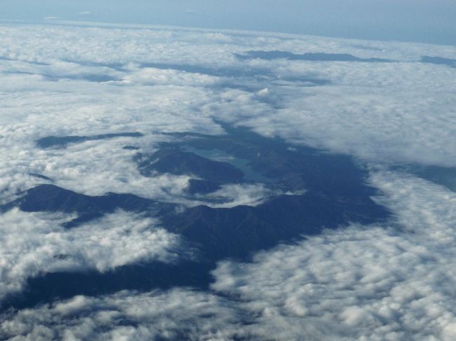 箱根，芦ノ湖と外輪山，雲があるので余計に丸く囲んでいるのがわかる