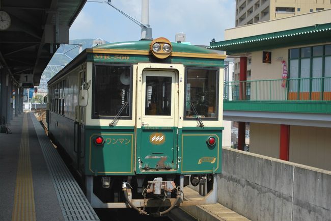 隣にはレトロな雰囲気の車両，ハウステンボスと結ぶのに使っているようだ．