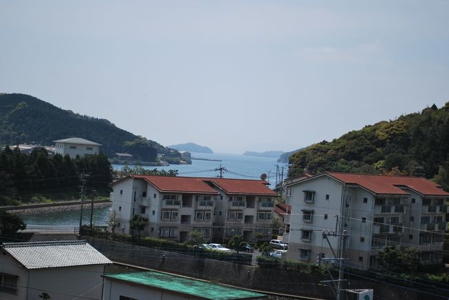駅を出てすぐ，ずっと山の中を走っていたので初めて海が見えた