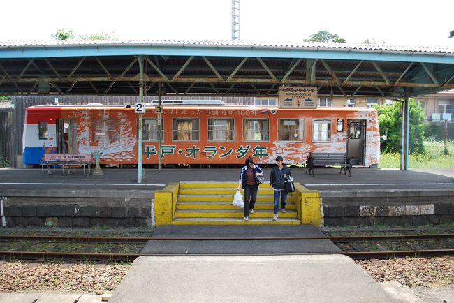 343D佐世保行きと交換，カラフルな車両だ．