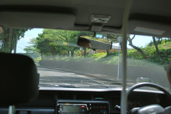 正味120分の平戸見学，タクシーは２時間で7060円と安い．まず見たかった「田平天主堂」へ．農道のような狭い道を登っていく．