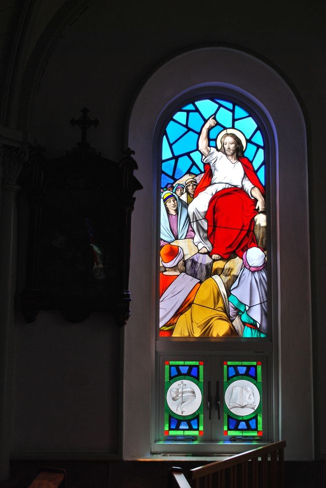 ステンドグラスがすばらしい！！日本じゃないみたい．