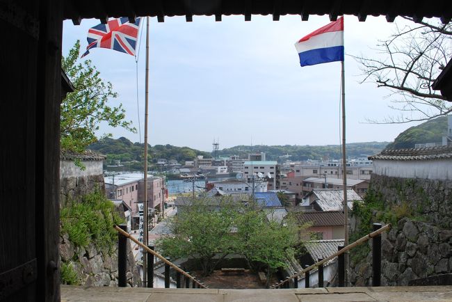 資料館の門から港を望む．英蘭国旗がまぶしい