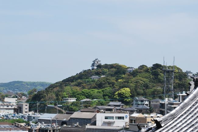 その坂から平戸城を望む．