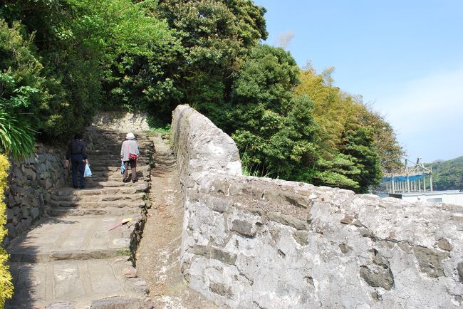 オランダ商館の境にあった「オランダ塀」1609年交易開始．幕府の命で出島に移転するまでの33年間使用された商館．