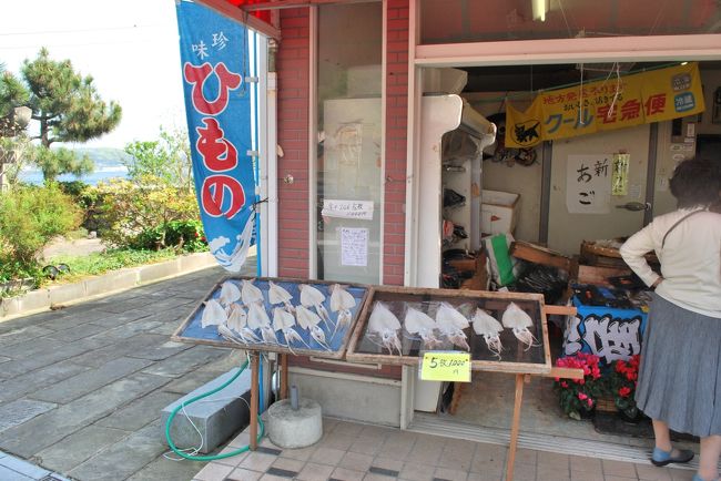 商館の前で干物を売っていた