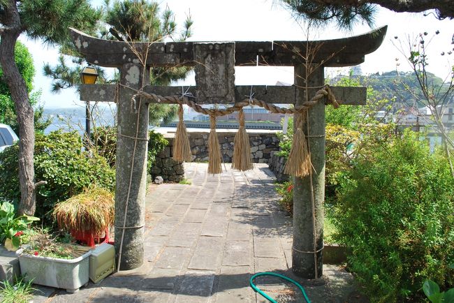 商館の前海に向かうところに神社．