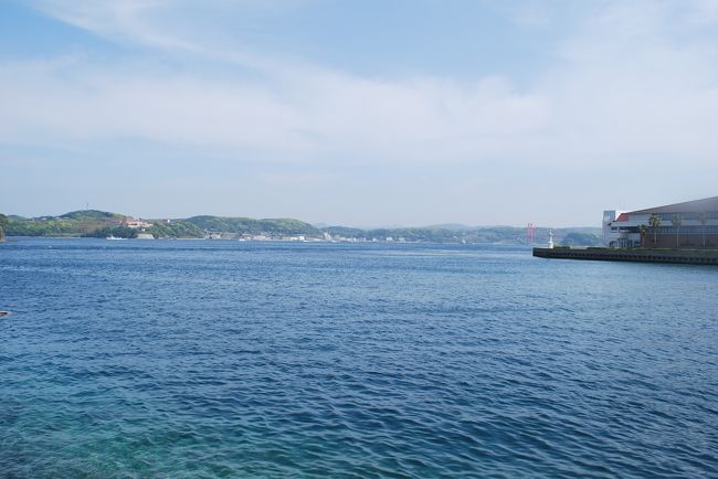 平戸港を望む．平戸大橋が垣間見える