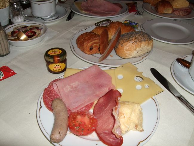 ブリュージュ旅行の朝食です。<br /><br />おいしくて食べ過ぎました。ジャムは小瓶で置いてあって使ってよいのか悩みました。。。