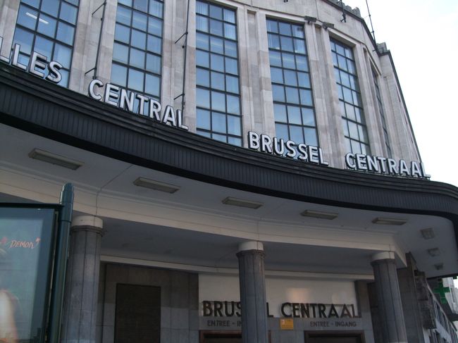 ブリュッセル中央駅まで歩きました。徒歩１０分位。