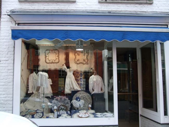 噂通り、かわいいレース屋さんがたくさんです。<br />しばらく、街をうろうろと探索。<br />