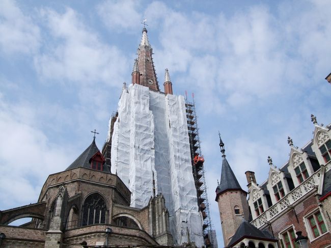 しばし、クルーズを堪能です。<br />６ユーロ程度なので、あまり期待しなかったのですが、これがなかなか良かった！時間もたっぷり、あちこち見れました。解説はすごい巻き舌の英語でよくわかりませんでした。<br />なんか、修復中でした。