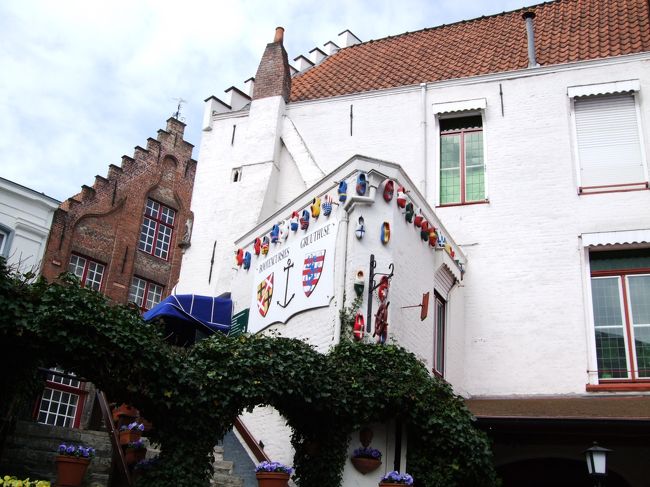 かわいい木靴がたくさん壁に。