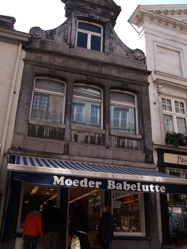 船を下りて再び散策。このチョコ屋さんでおみやげたくさん買いました。おいしいです。