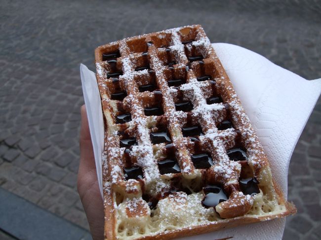 ベルギーにて初ワッフルです。<br />ふわふわの方。チョコソース付き。うまい。