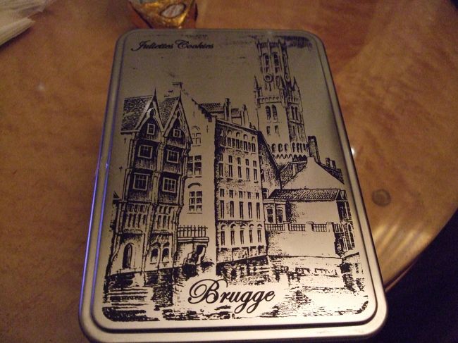 かわいいクッキー屋さんで、クッキーを買いました。<br />缶を選んで、中に好きなクッキーを選んで詰めてもらいます。