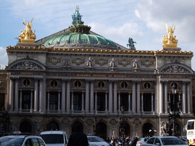 パリ北駅からタクシーでホテルへ。オペラ座から徒歩２分です。初のパリ！オペラ座！感動！