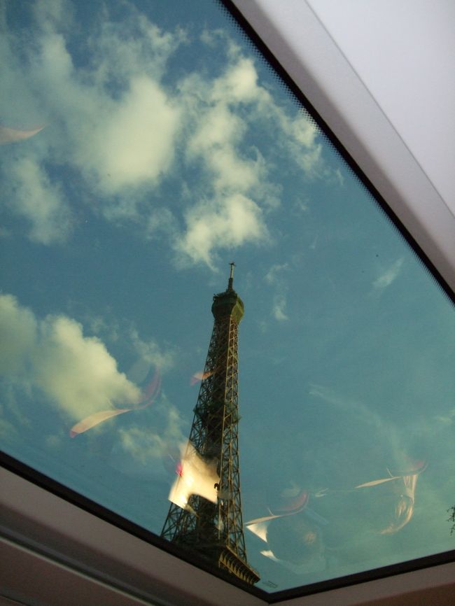 ツアーの始まりです。セーヌ川の船乗り場までバスで移動。<br />おぉーエッフェル塔だぁ。<br />本物だーなどと夫婦で騒いでました。